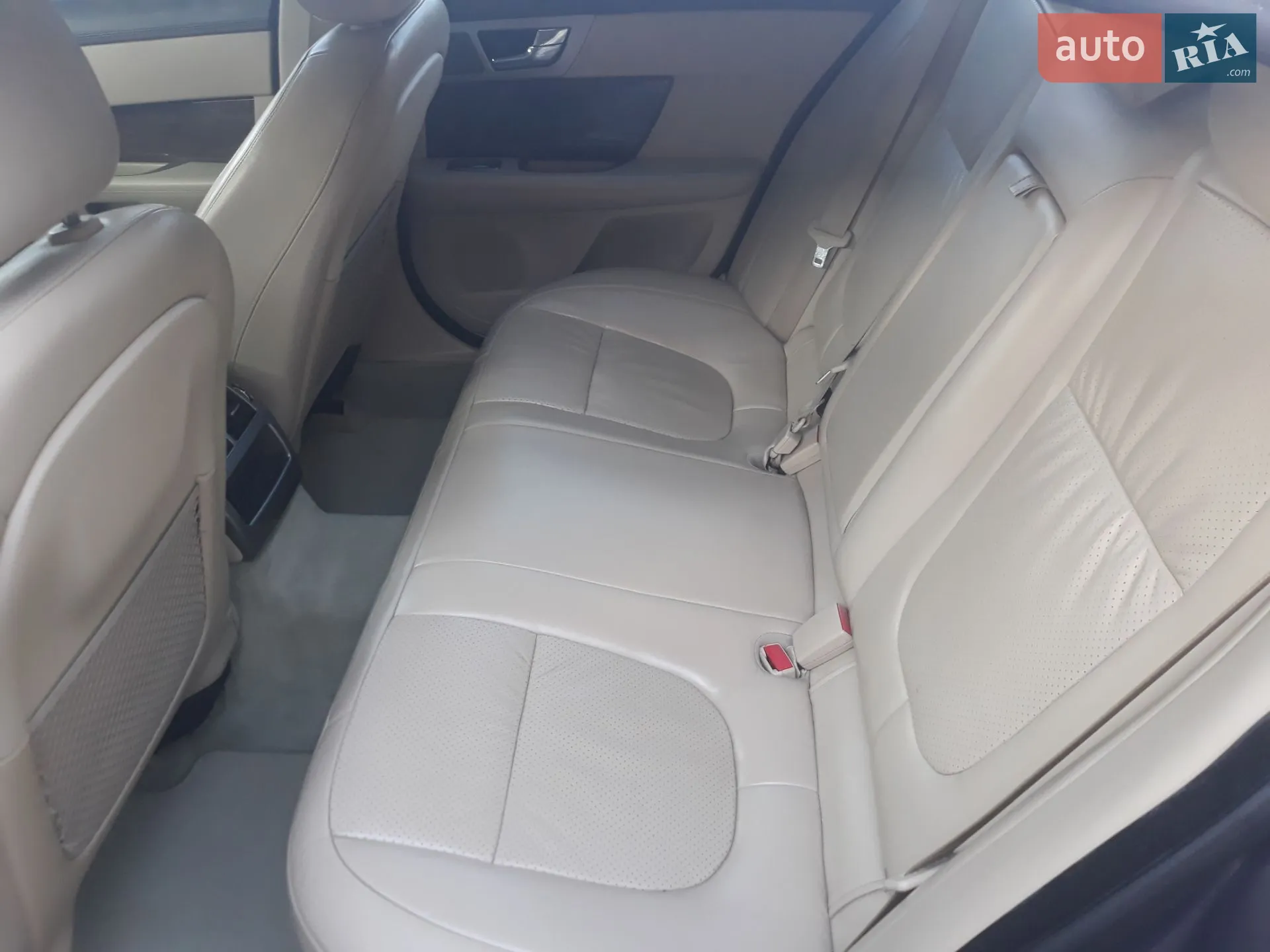 2010 Jaguar XF - мініатюра 2