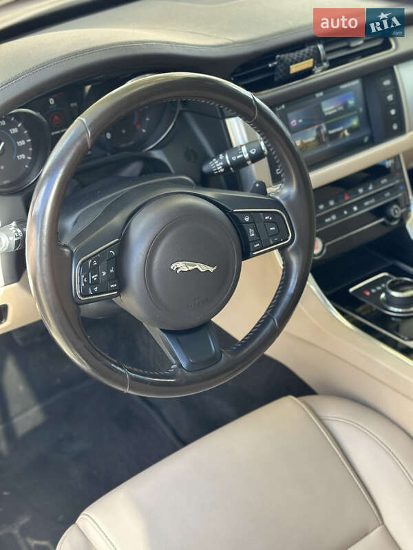 Седан Jaguar XF 2016 в Мукачево