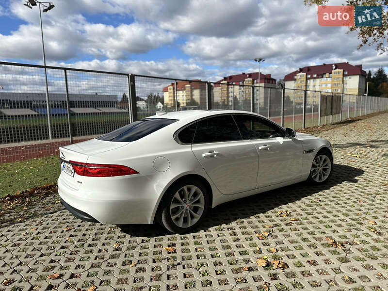 Седан Jaguar XF 2016 в Мукачево