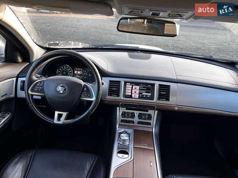 Седан Jaguar XF 2015 в Луцке