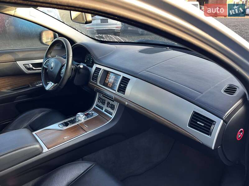 Седан Jaguar XF 2015 в Луцке