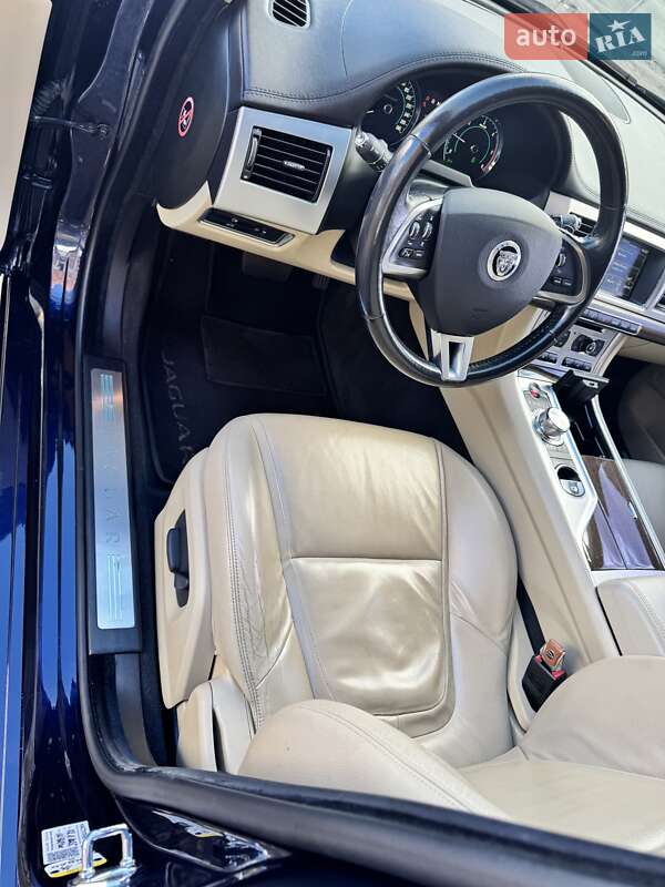 Седан Jaguar XF 2014 в Вишневому фото 2 Седан Jaguar XF 2014 в Вишневому