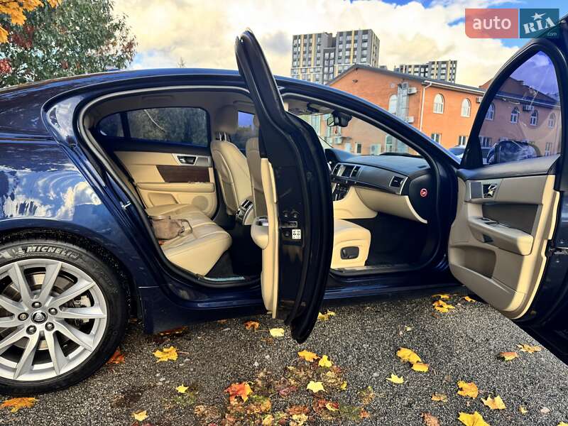 Седан Jaguar XF 2014 в Вишневому фото 9 Седан Jaguar XF 2014 в Вишневому