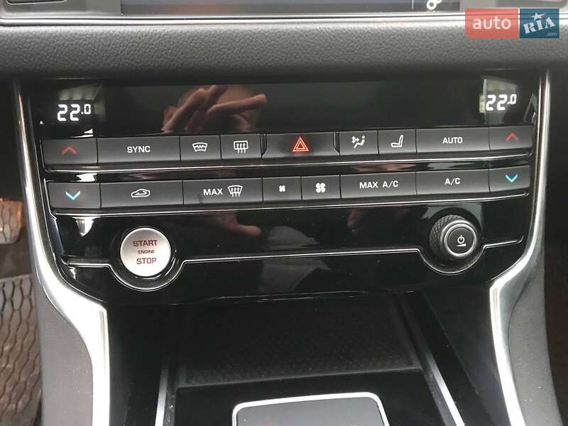 Седан Jaguar XF 2016 в Львове