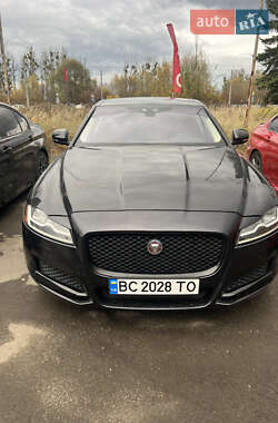 Седан Jaguar XF 2015 в Львове