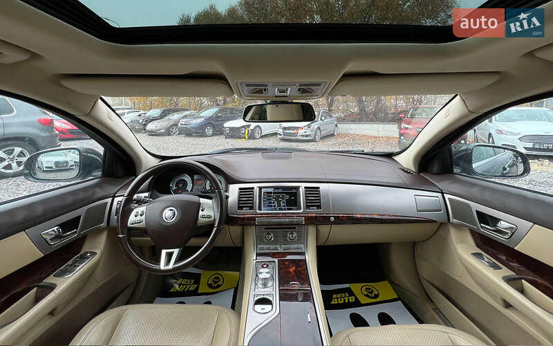 Седан Jaguar XF 2010 в Львове