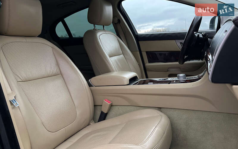Седан Jaguar XF 2010 в Львове