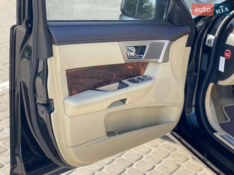 Седан Jaguar XF 2009 в Львове