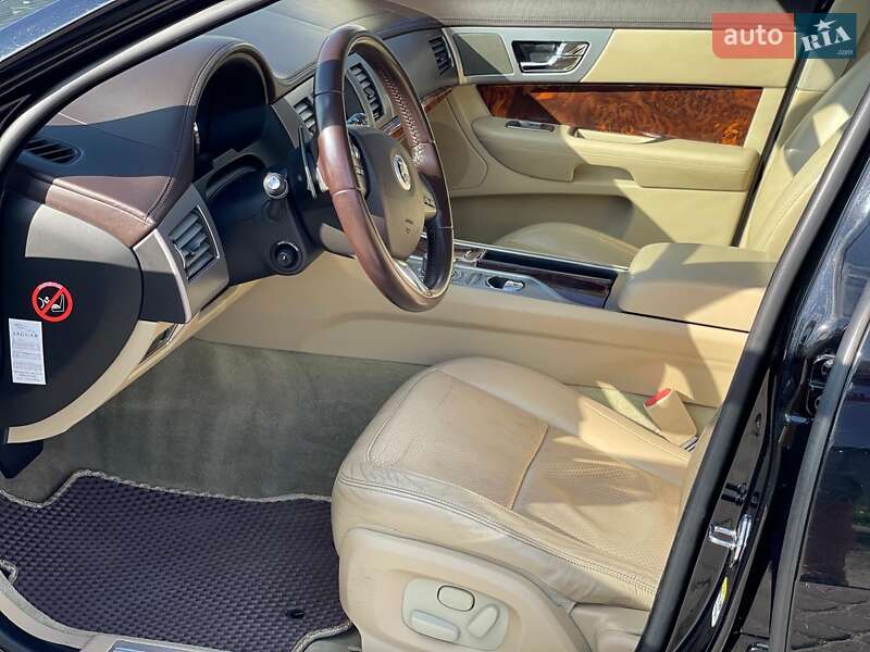 Седан Jaguar XF 2009 в Львове