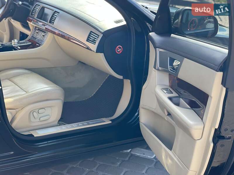Седан Jaguar XF 2009 в Львове
