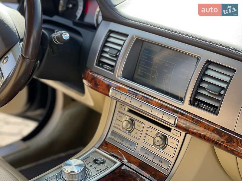 Седан Jaguar XF 2009 в Львове