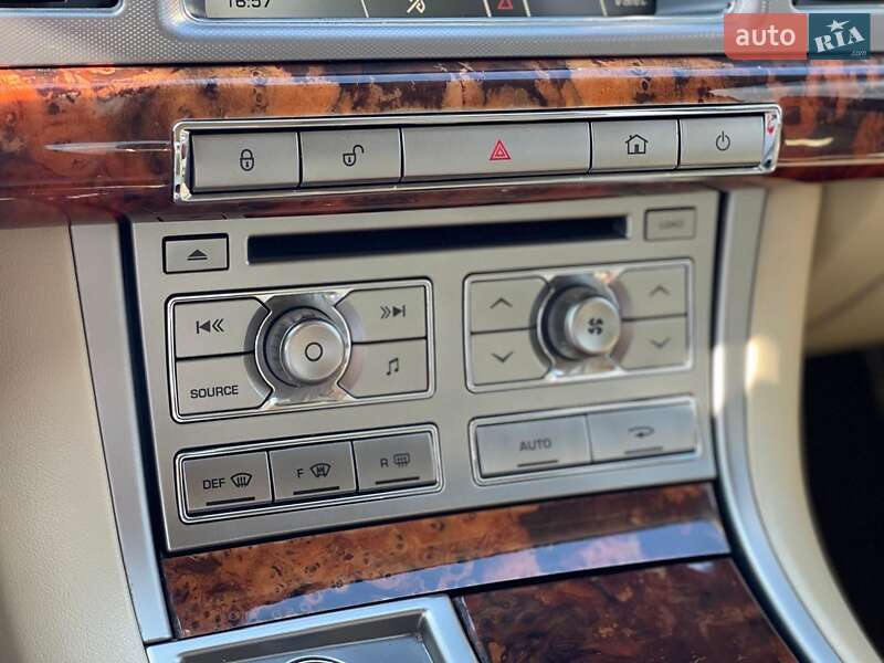 Седан Jaguar XF 2009 в Львове