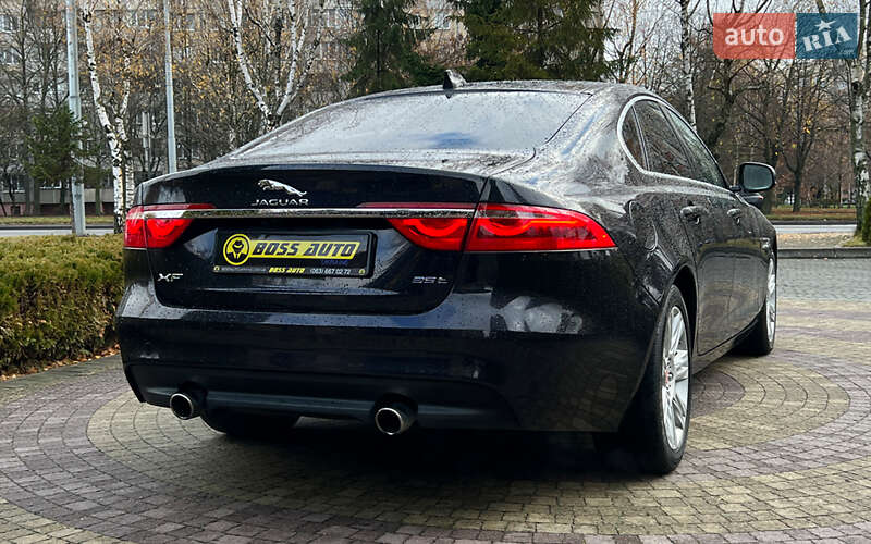 Седан Jaguar XF 2015 в Львове