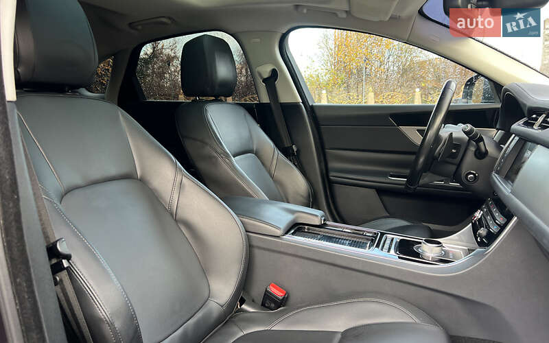 Седан Jaguar XF 2015 в Львове