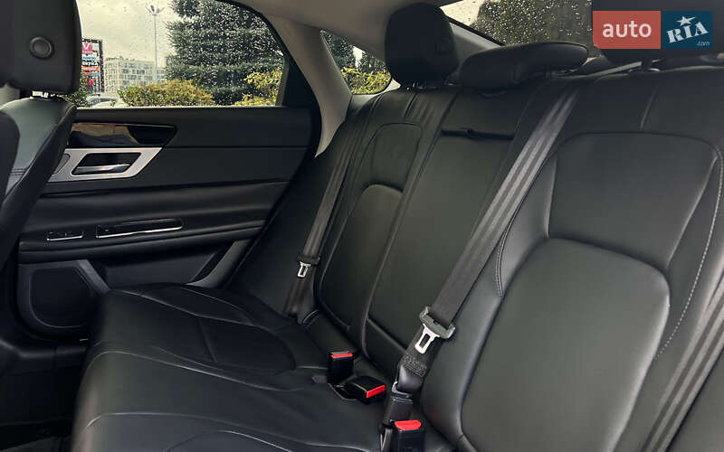 Седан Jaguar XF 2015 в Львове