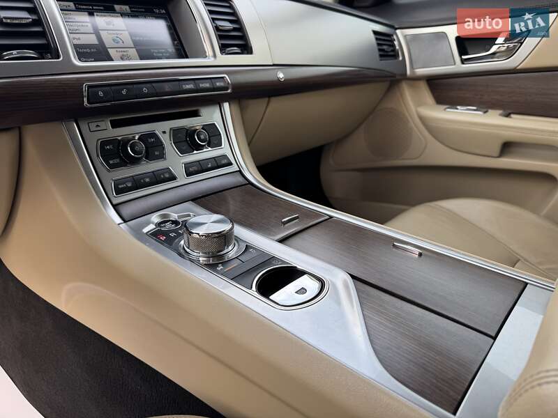 Седан Jaguar XF 2014 в Дніпрі