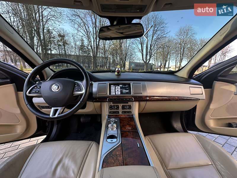 Седан Jaguar XF 2013 в Виннице