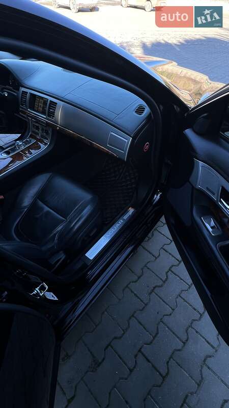 Седан Jaguar XF 2014 в Волочиську