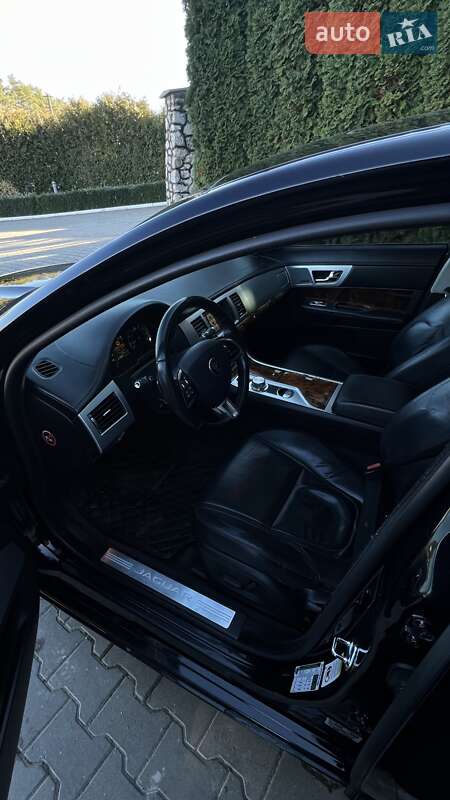 Седан Jaguar XF 2014 в Волочиську