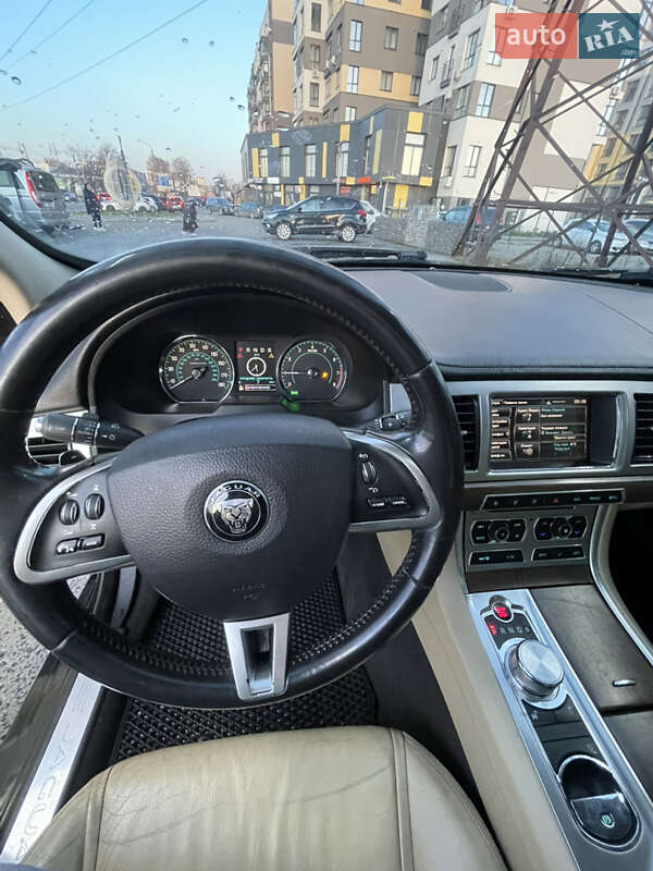 Седан Jaguar XF 2014 в Ивано-Франковске