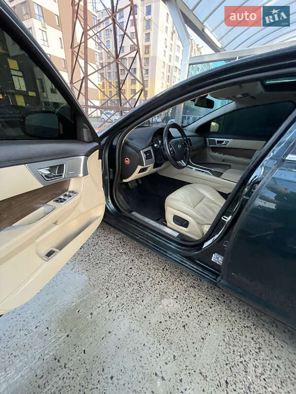 Седан Jaguar XF 2014 в Ивано-Франковске