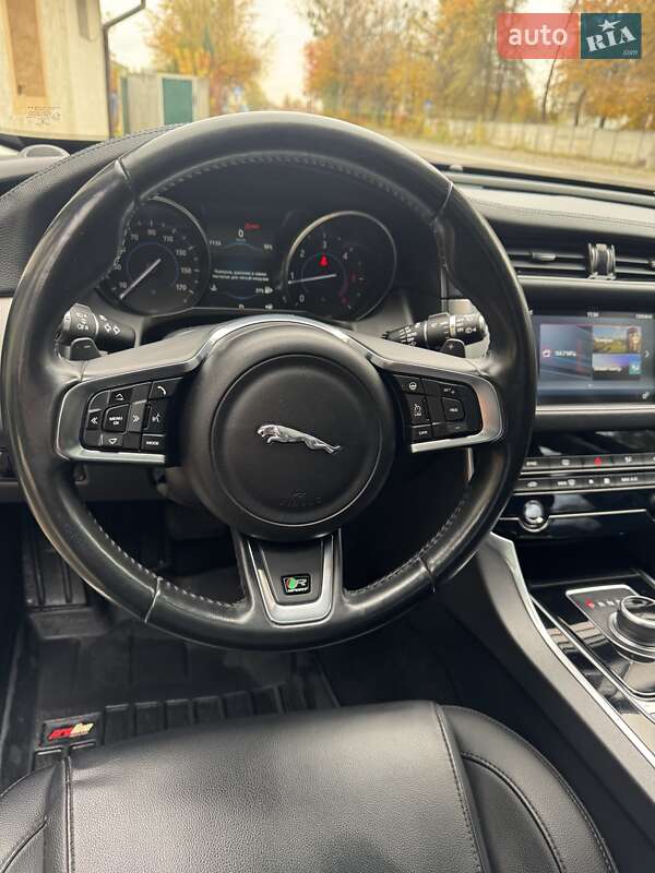Седан Jaguar XF 2016 в Ивано-Франковске