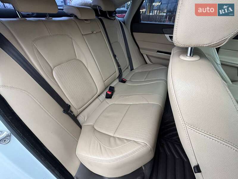 Седан Jaguar XF 2015 в Киеве