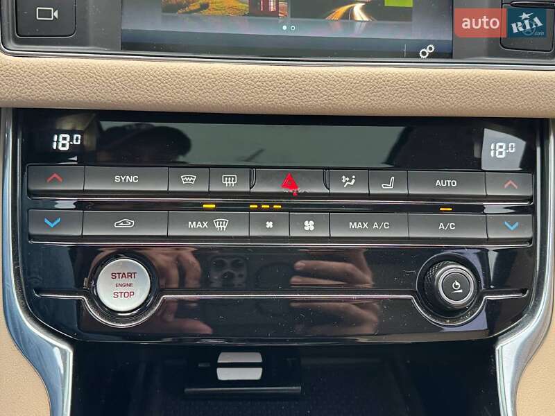 Седан Jaguar XF 2015 в Киеве