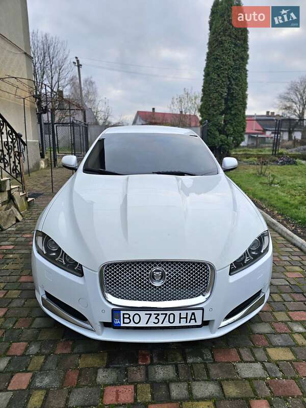 Седан Jaguar XF 2012 в Остроге