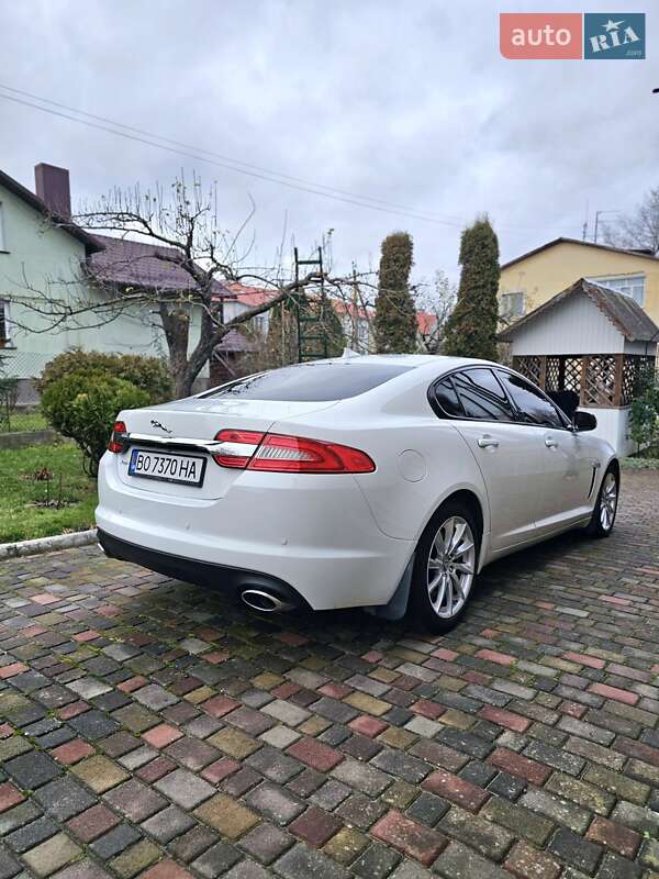 Седан Jaguar XF 2012 в Остроге