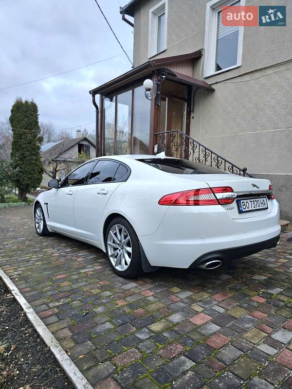 Седан Jaguar XF 2012 в Остроге
