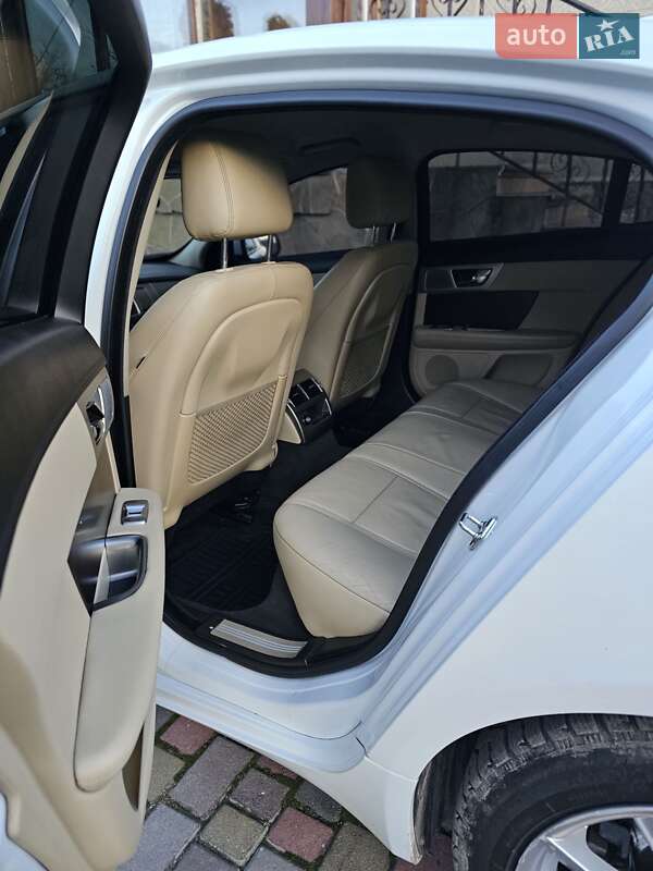 Седан Jaguar XF 2012 в Остроге