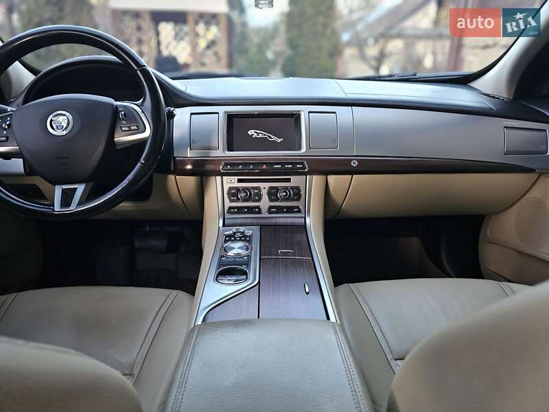 Седан Jaguar XF 2012 в Остроге