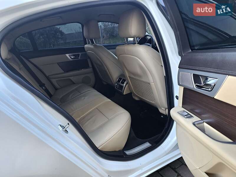 Седан Jaguar XF 2012 в Остроге