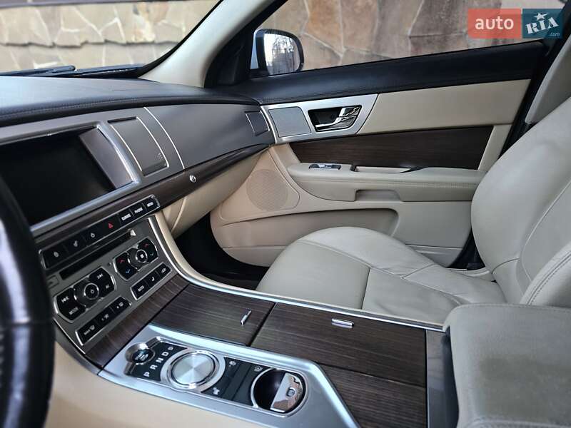 Седан Jaguar XF 2012 в Остроге