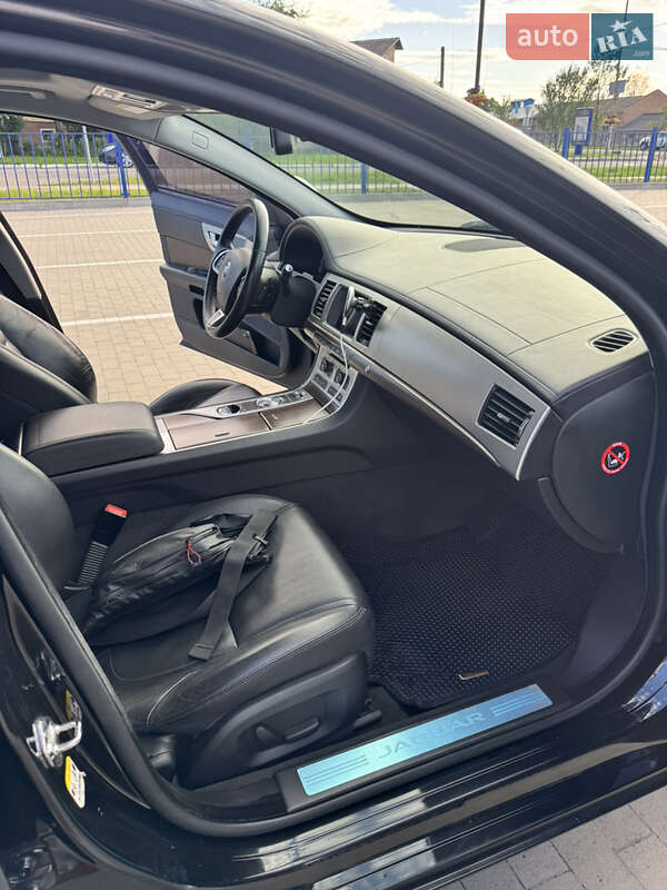 Седан Jaguar XF 2014 в Львові