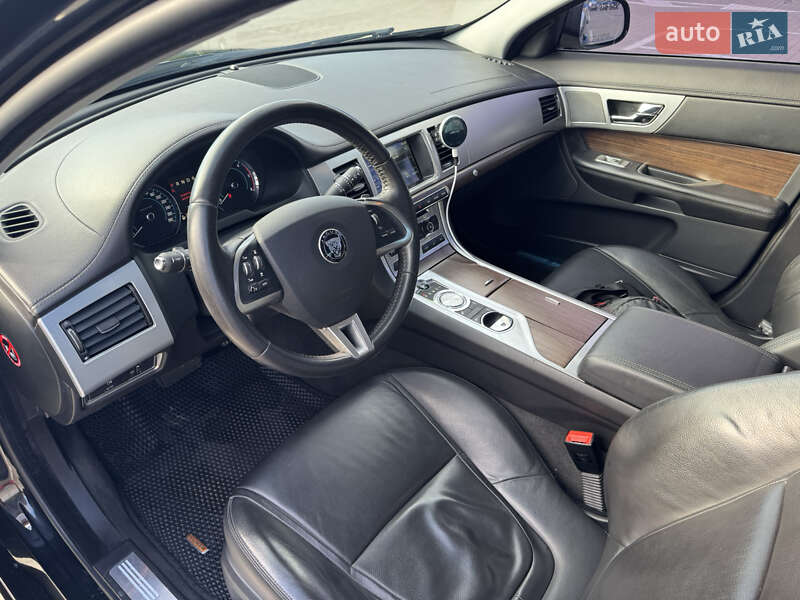 Седан Jaguar XF 2014 в Львові