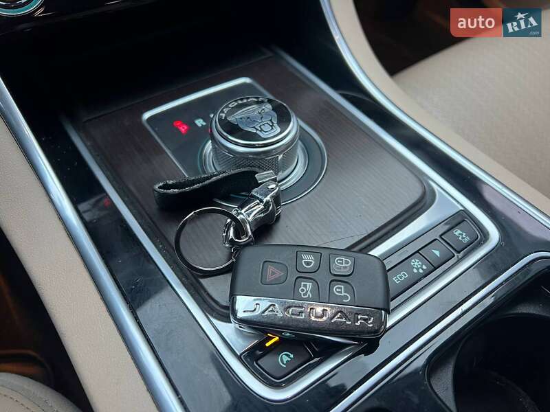Седан Jaguar XF 2015 в Киеве