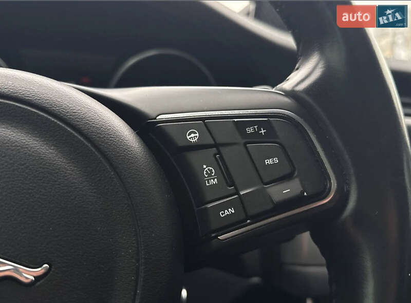 Седан Jaguar XF 2016 в Киеве