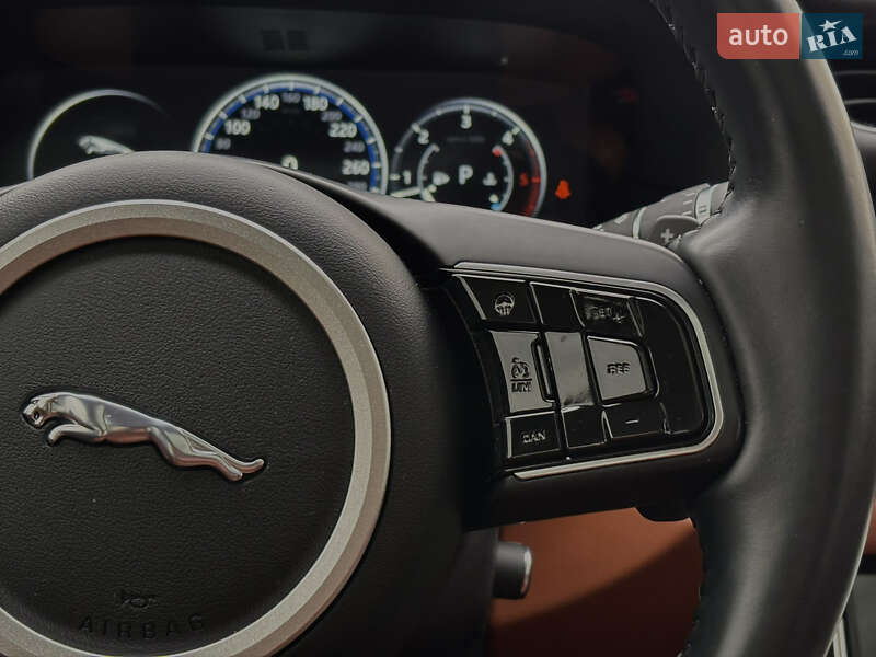 Седан Jaguar XF 2016 в Киеве