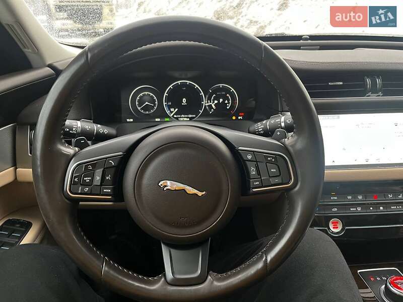 Седан Jaguar XF 2016 в Киеве фото 33 Седан Jaguar XF 2016 в Киеве