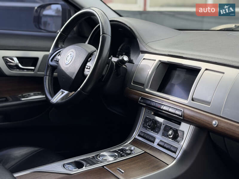 Седан Jaguar XF 2013 в Львове