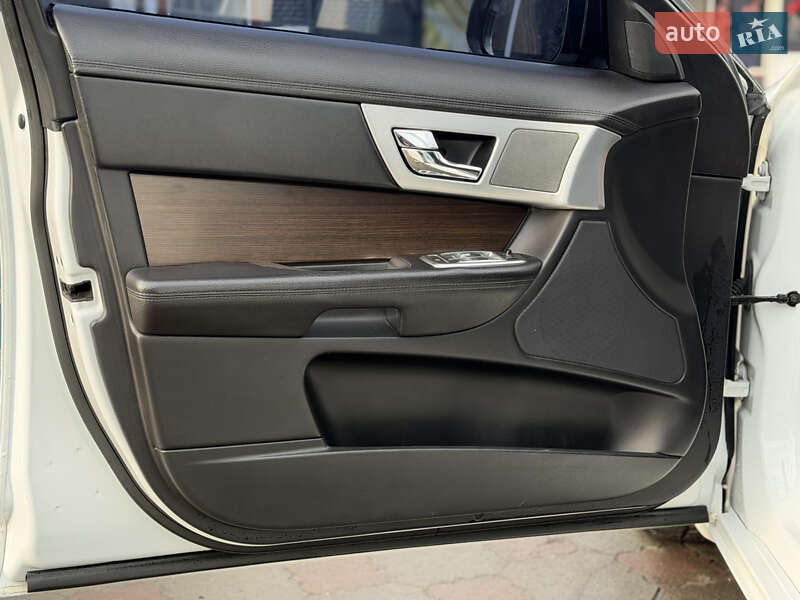 Седан Jaguar XF 2013 в Львове
