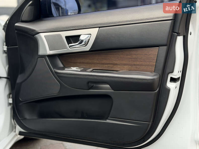 Седан Jaguar XF 2013 в Львове