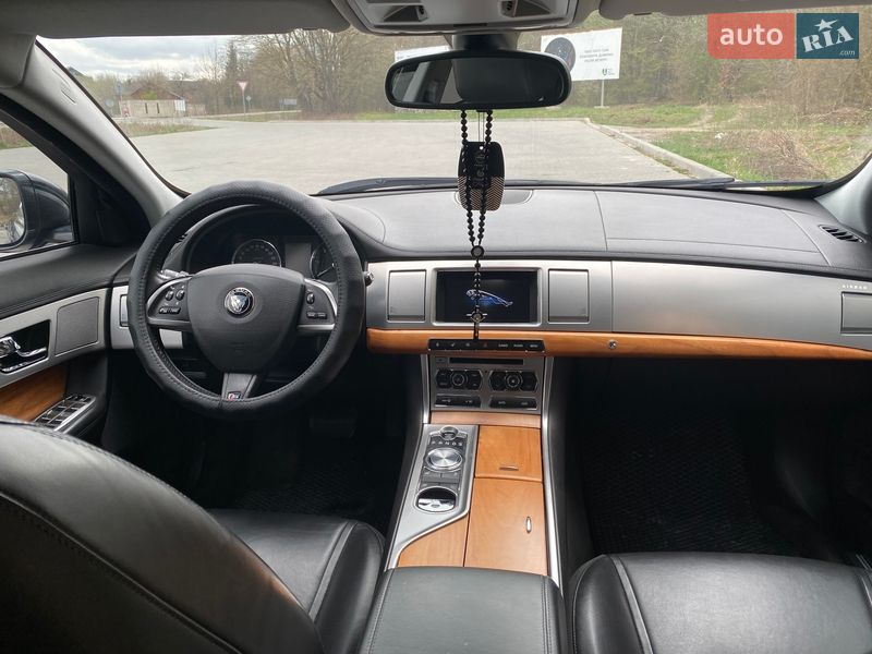Седан Jaguar XF 2014 в Чорткове