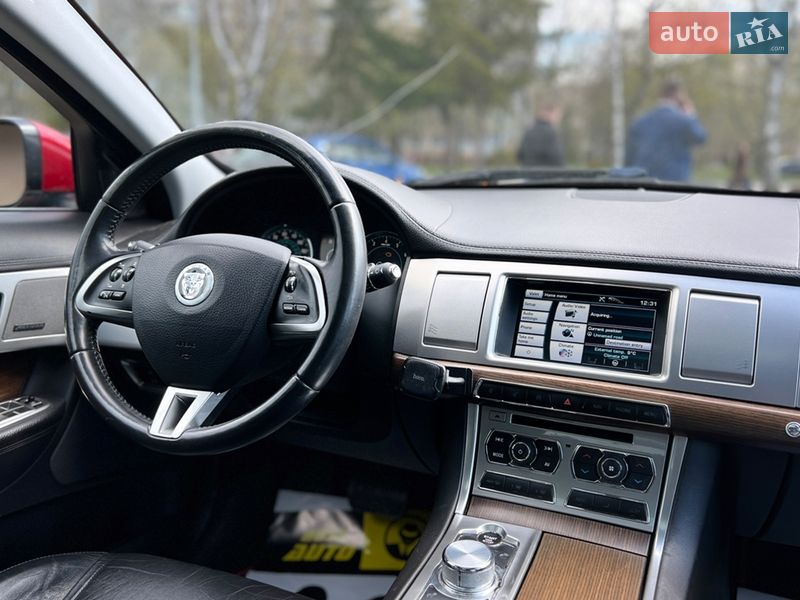 Седан Jaguar XF 2013 в Львові