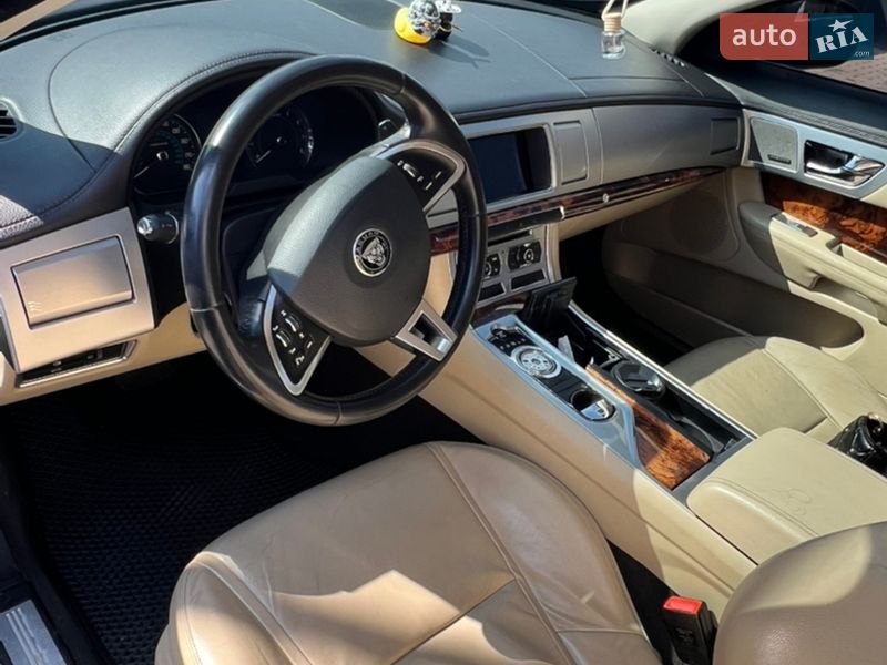 Седан Jaguar XF 2015 в Одесі