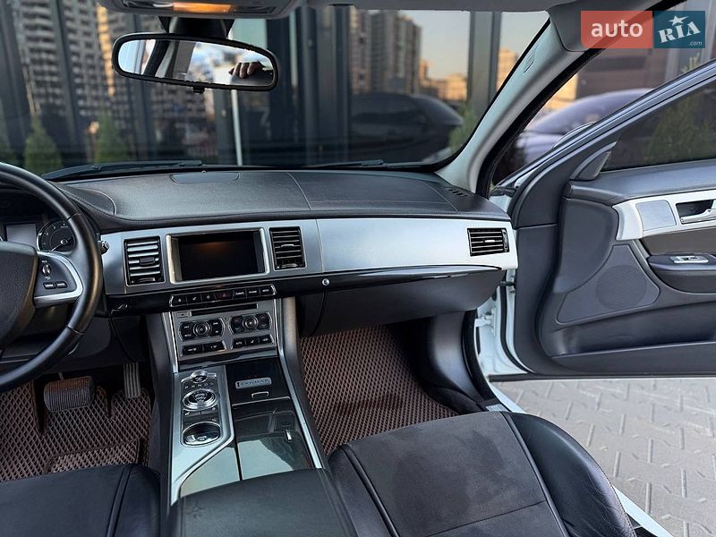 Седан Jaguar XF 2012 в Киеве