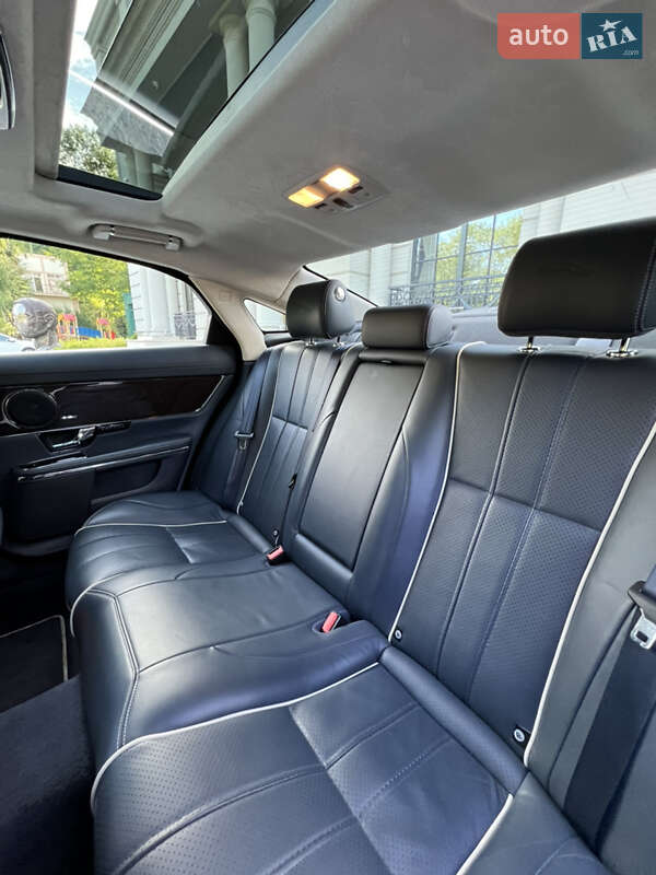 Седан Jaguar XJ 2013 в Львове