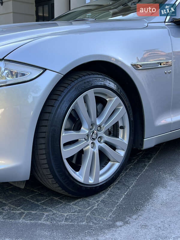 Седан Jaguar XJ 2013 в Львове